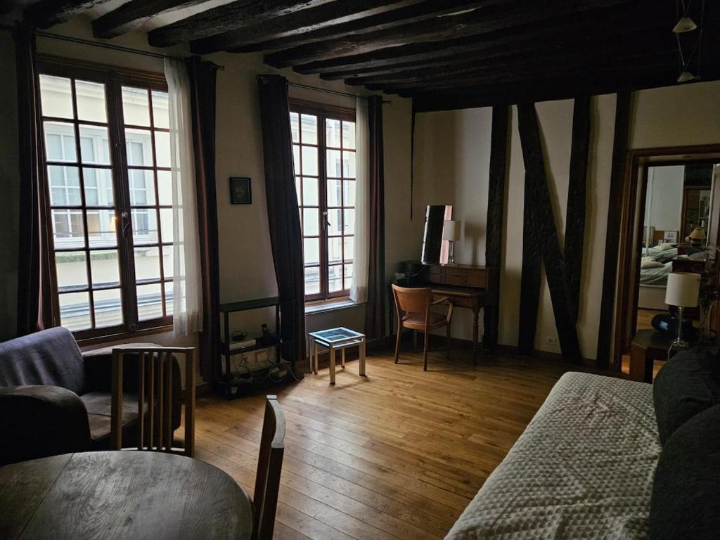 Quiet two Rooms in Le Marais Historic Building - 1