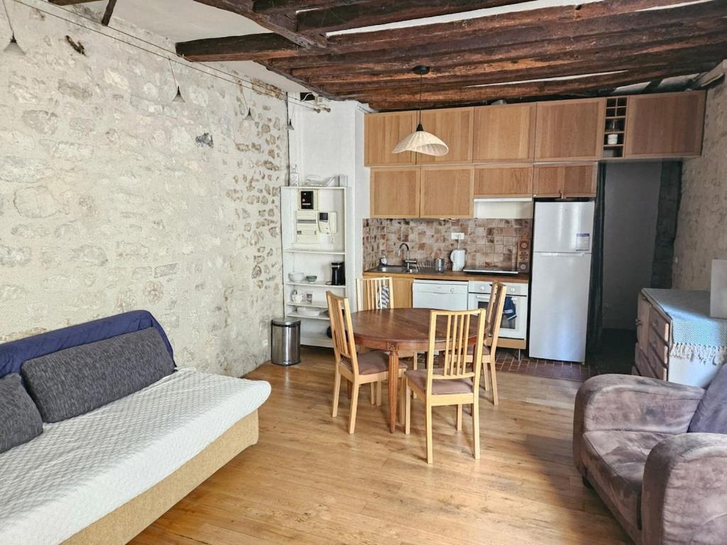 Quiet two Rooms in Le Marais Historic Building - 2