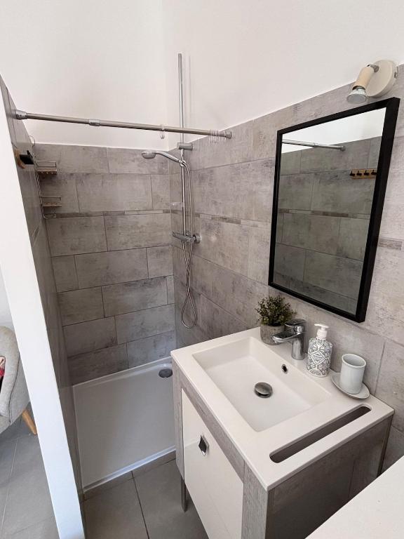 Appartement 3 chambres dans villa, jardin et piscine privatifs - 2