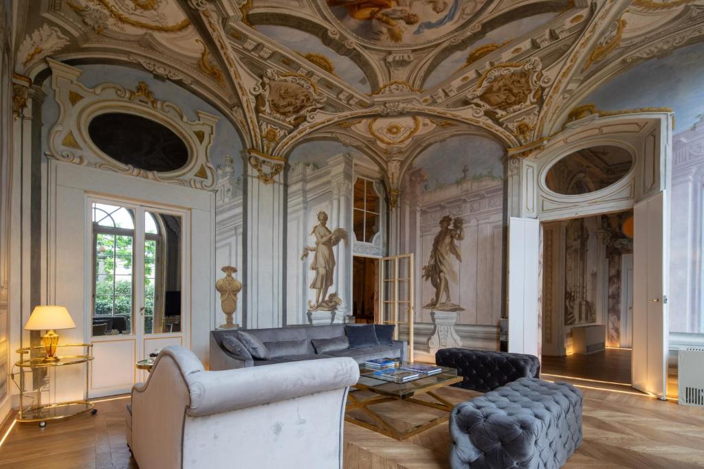 Historic Frescoes Apartment - 3