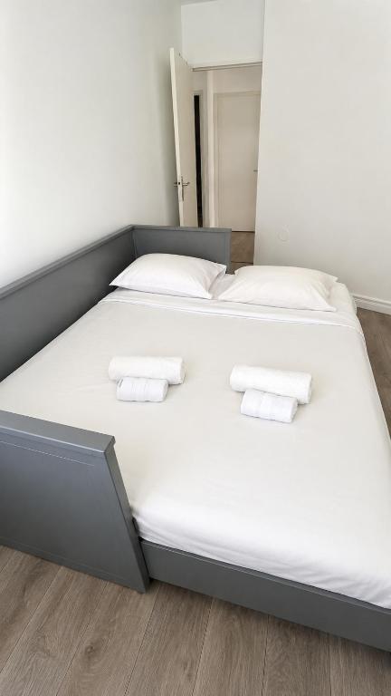 FRGK 2BDR Stanislas Apartment Terrace, Central Cannes AC & ULTRA FAST Wi-Fi - 4