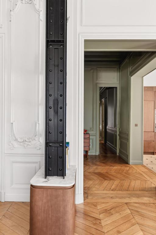 Prestigious Avenue Foch Apartment with Private Garden - 3