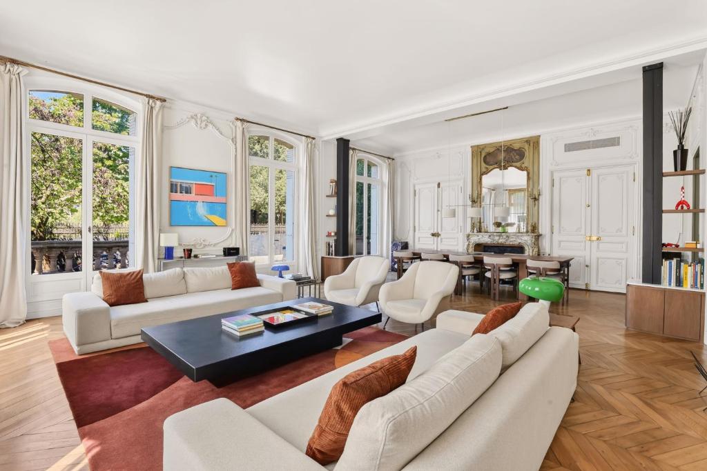 Prestigious Avenue Foch Apartment with Private Garden - 1