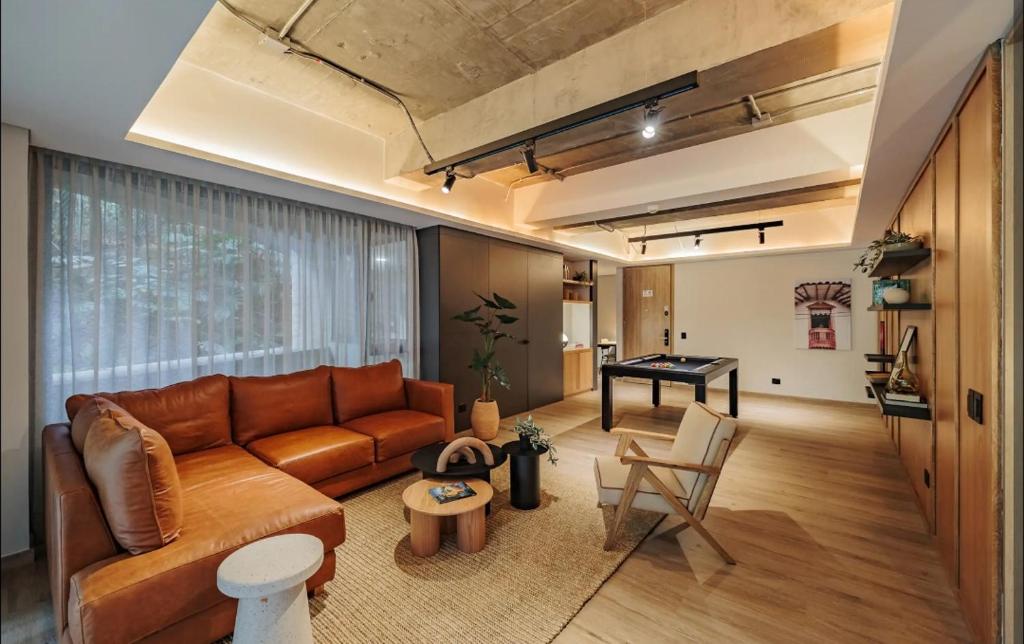 Apartamento recién remodelado, con mesa de billar Poblado - 1