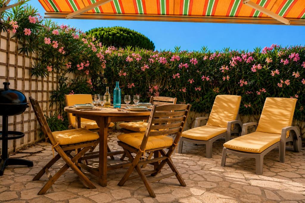 Duplex rénové tout confort avec terrasse ensoleillée - plage à pied - Boucanet - 1