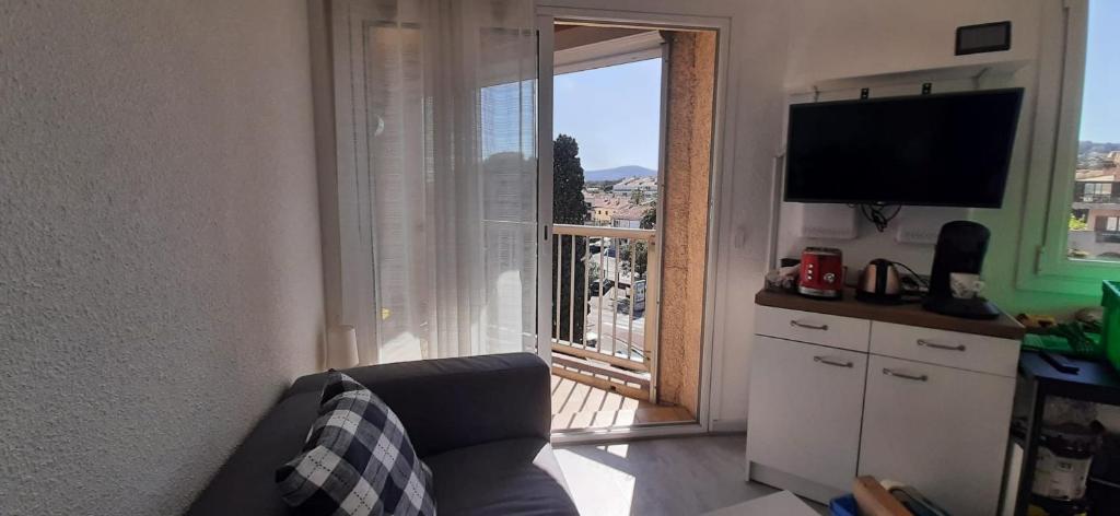 Bright studio 300m from beach with balcony - 1