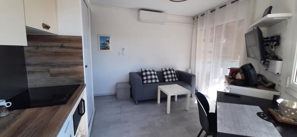 Bright studio 300m from beach with balcony - 2