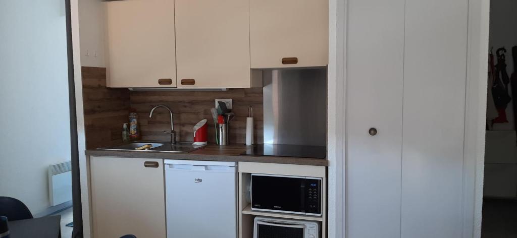 Bright studio 300m from beach with balcony - 4