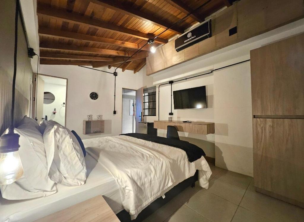 Jazmín cozy Room in El Poblado Medellin with AC - 4