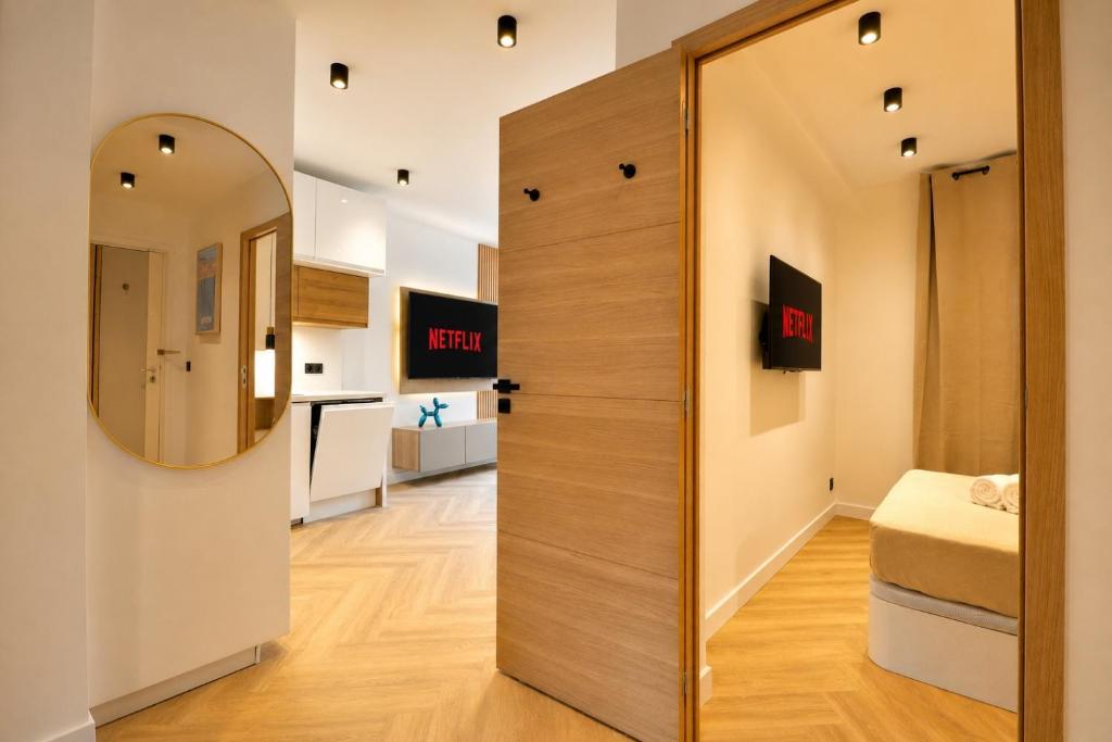 MONACO - MENTON - 6 PERSONS - 2 BEDROOMS - FULL RENOVATED - FULL CLIM - HYPERCENTER - BEACH AND SUn - 3
