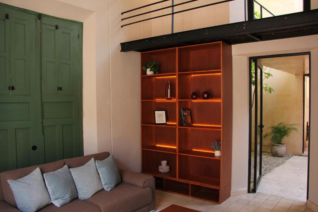 Renovated Colonial House with Private Pool - 2