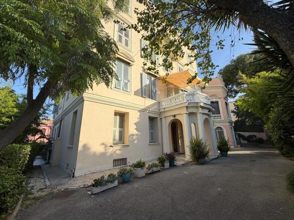 Bright Apartment with Garden Near Beach - 2