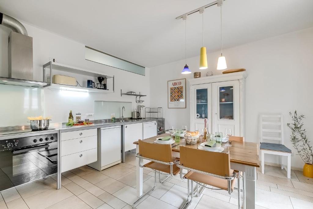 Flower House - Happy Rentals - 4