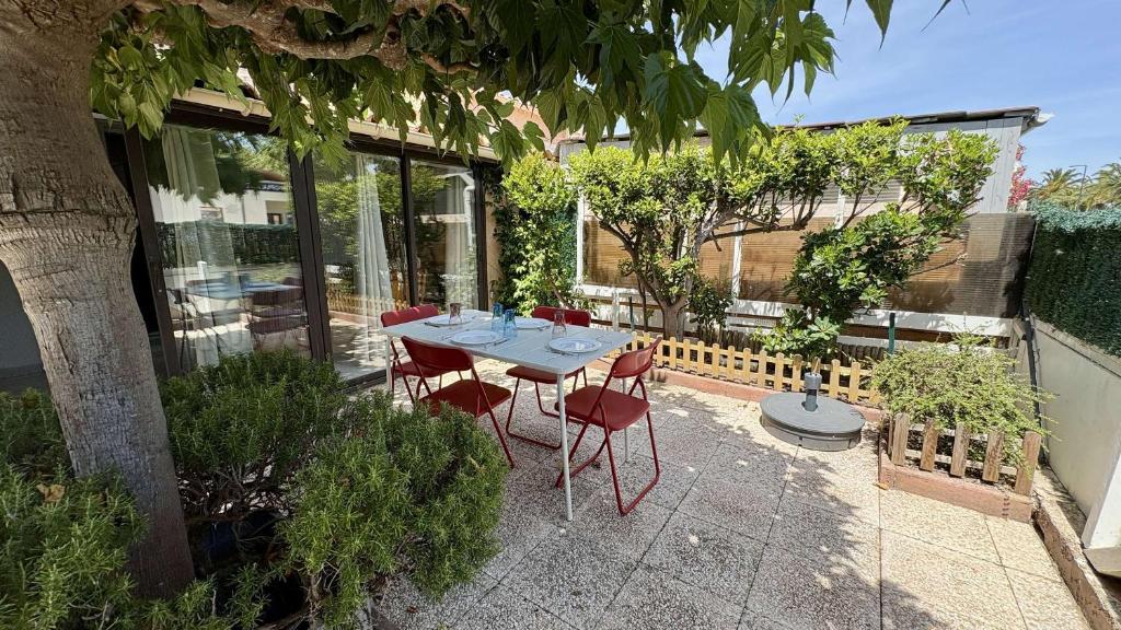Pavillon avec grande terrasse, climatisation et piscine collective GN100-010 - 2
