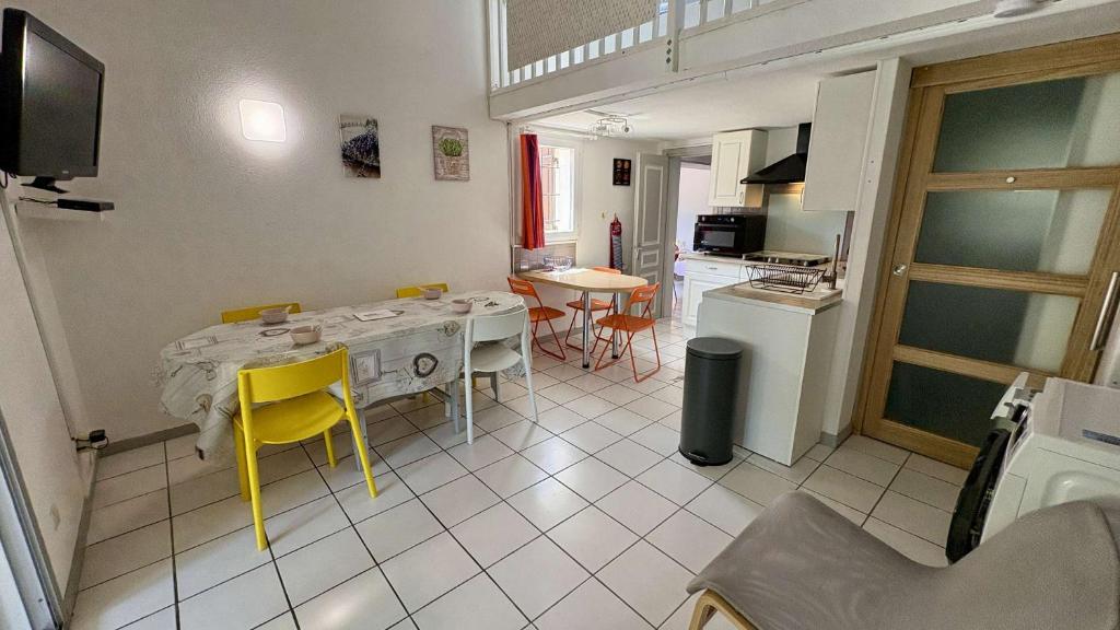Pavillon avec grande terrasse, climatisation et piscine collective GN100-010 - 5