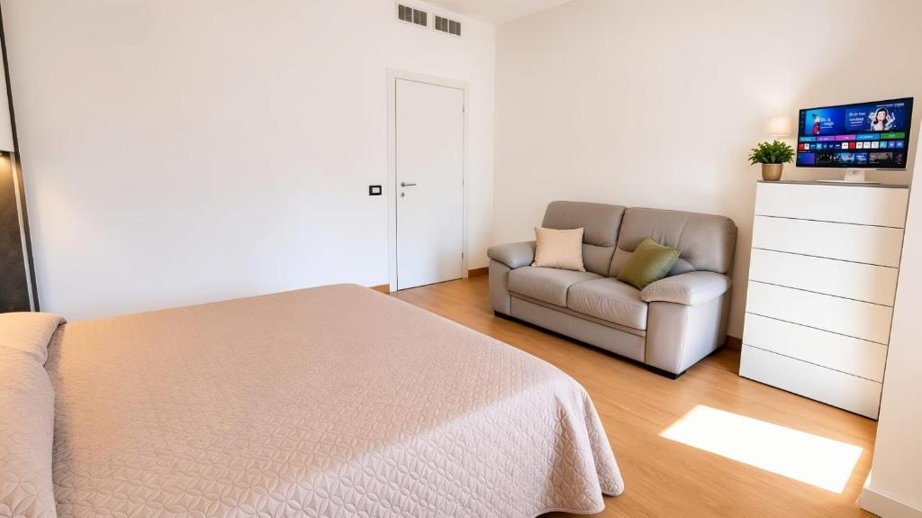 Rigoletto Apartment - Free Parking - Second Floor No Elevator - near City Center - 2