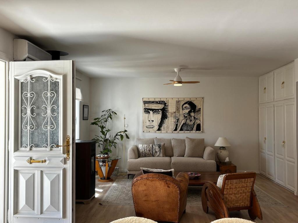 La Villa Santorin Townhouse and Jacuzzi - 1