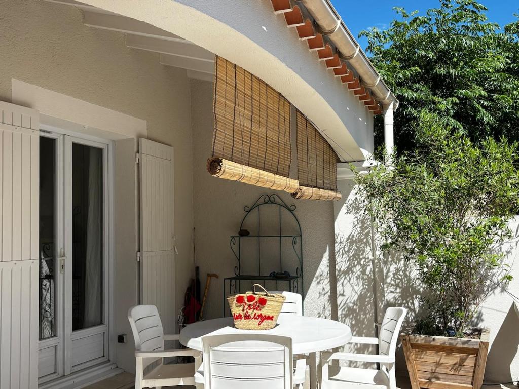 La Villa Santorin Townhouse and Jacuzzi - 5