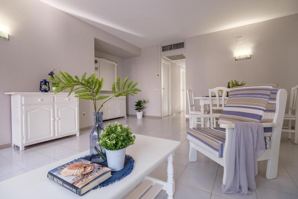 Apartamentos Estival Park — La Pineda, Catalonia