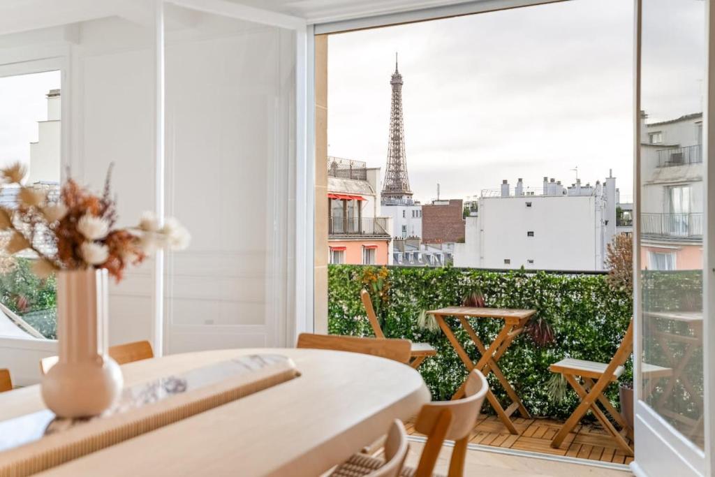 Luxury Apartment Eiffel Tower View - 1