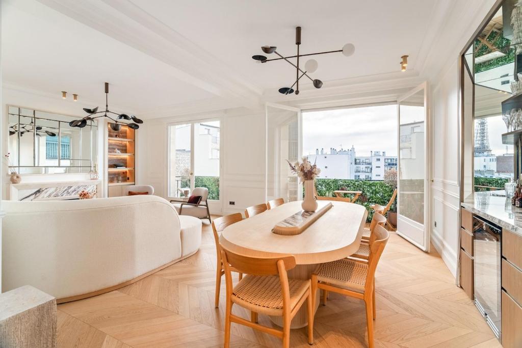 Luxury Apartment Eiffel Tower View - 2