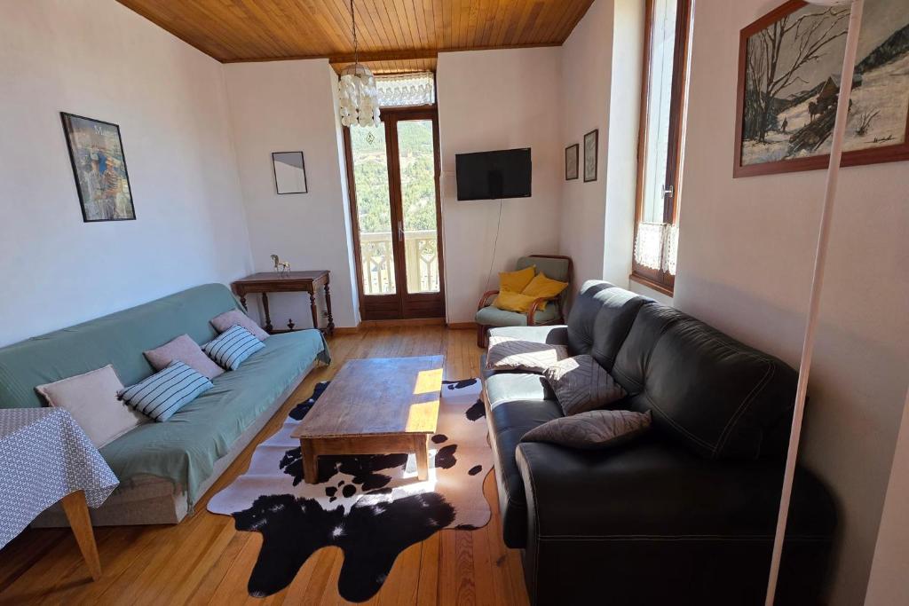 Spacious Briançon Flat with Balcony - 2