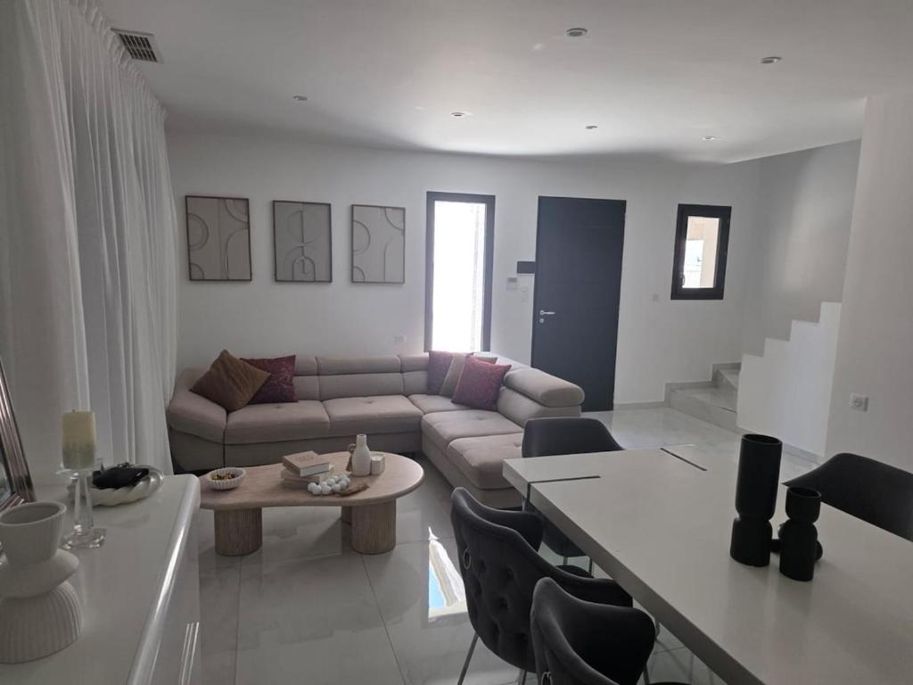Beautiful family villa with terrace and garden - 2