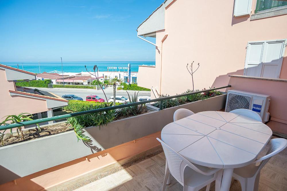 Trilocale fronte mare con piscina condominiale - 4