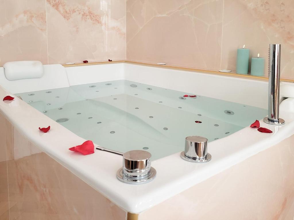 L'Instant - City Center - Jacuzzi - 1