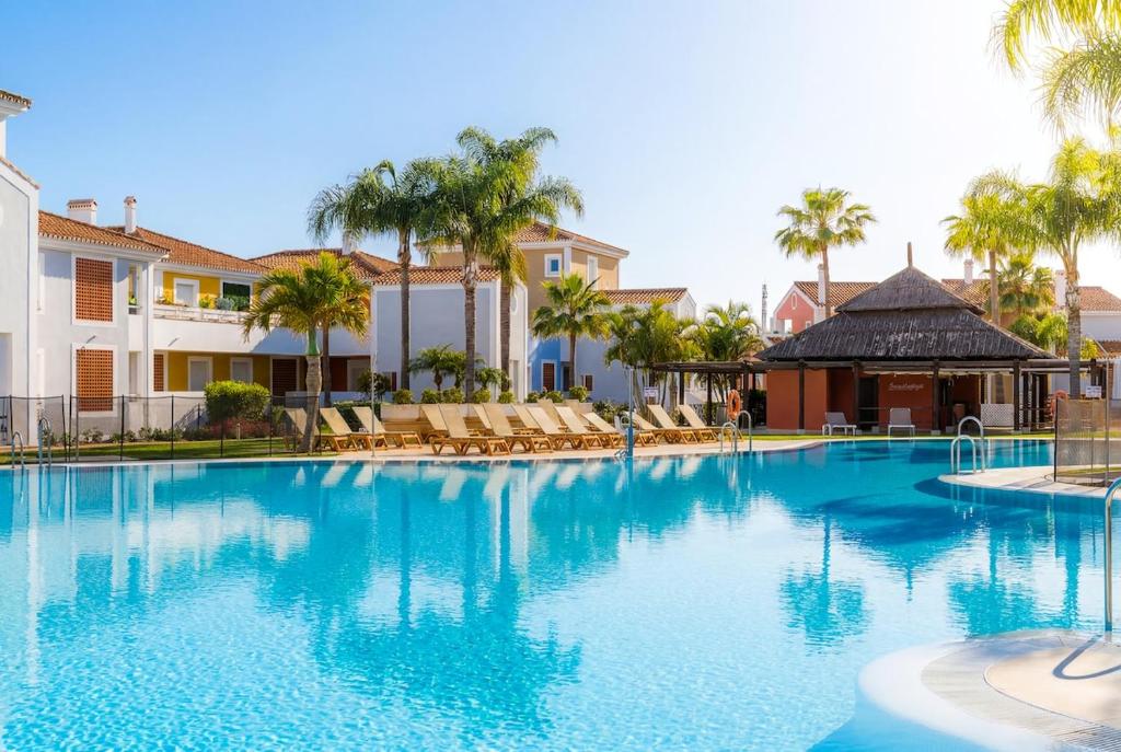 Comfortable apartment with a large terrace and a pool - 1