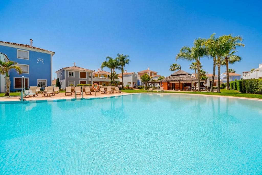 Comfortable apartment with a large terrace and a pool - 4
