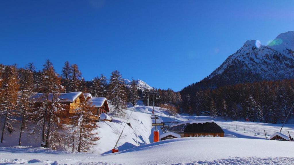 Slope-Side Chalet w/Jacuzzi, Home Cinema, for 16 Guests - 3