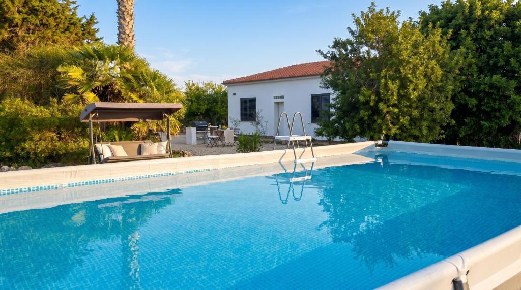 Villa Miramare Peaceful Oasis with Garden, Pool and Sea View in Alghero - 2