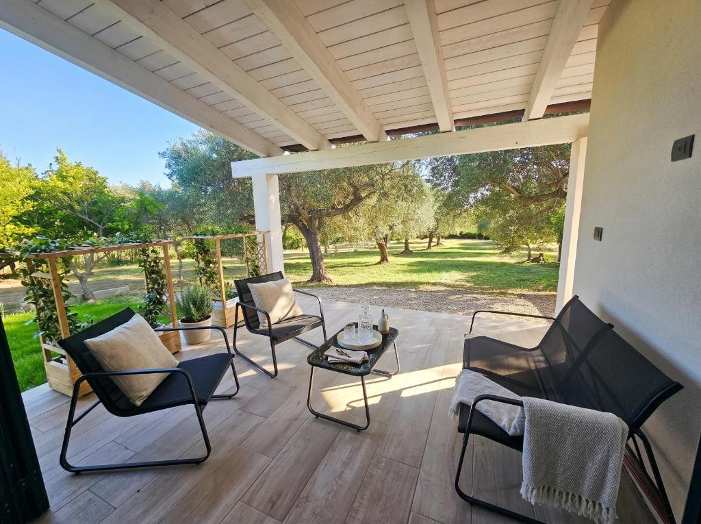 Villa Miramare Peaceful Oasis with Garden, Pool and Sea View in Alghero - 3