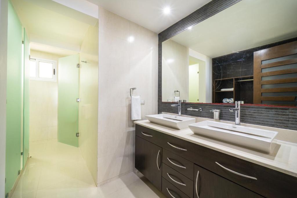 Beachfront Condo with tub, 3 BR & Pool - At Mareazul Condo Corazon - 4