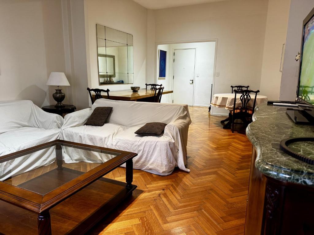 Elegante depto Recoleta, 2 dorm y balcón - 2