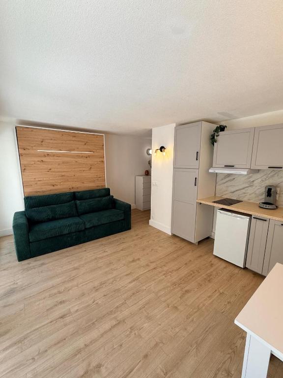 Port frejus - studio lumineux - parking - terrasse - 3