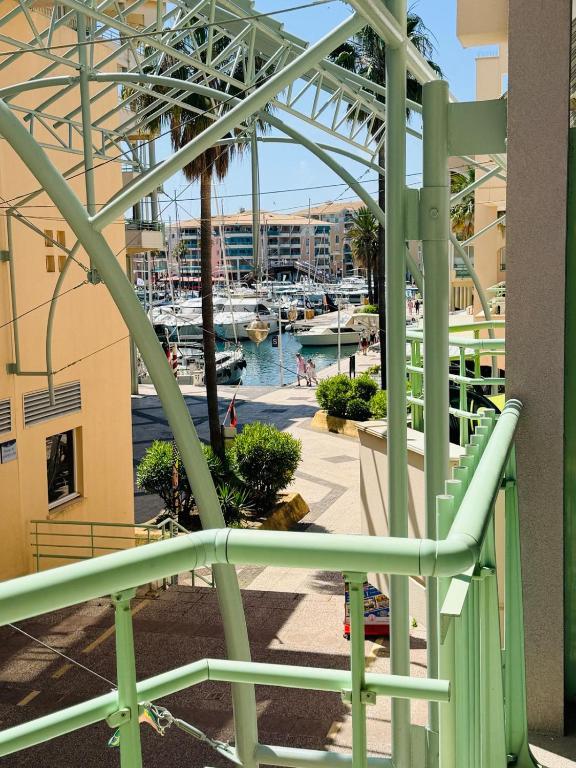 Port frejus - studio lumineux - parking - terrasse - 1