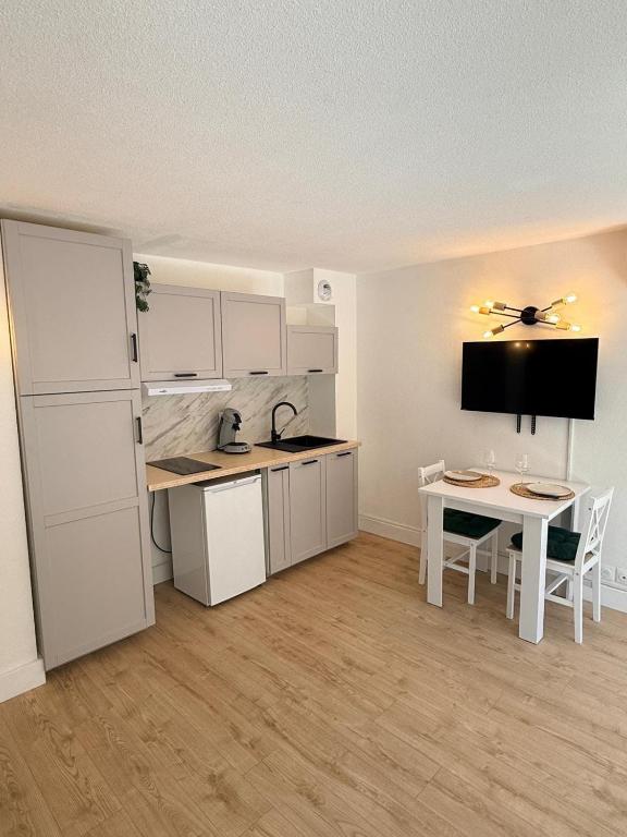 Port frejus - studio lumineux - parking - terrasse - 4