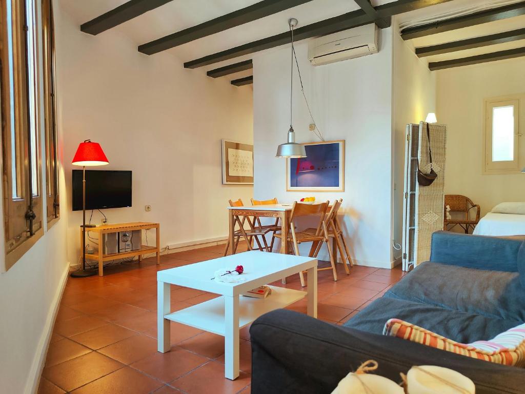 Penthouse in the heart of Barcelona. Rambla E - 1