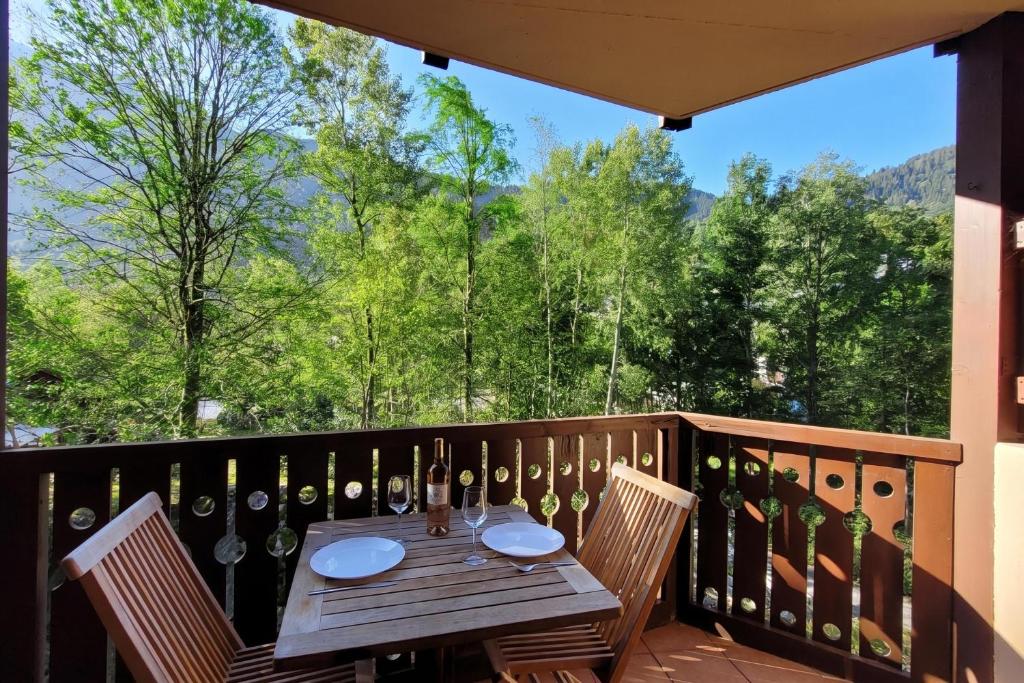 Résidence Le Château D86 Ski Retreat | Balcony & Views - Happy Rentals - 1