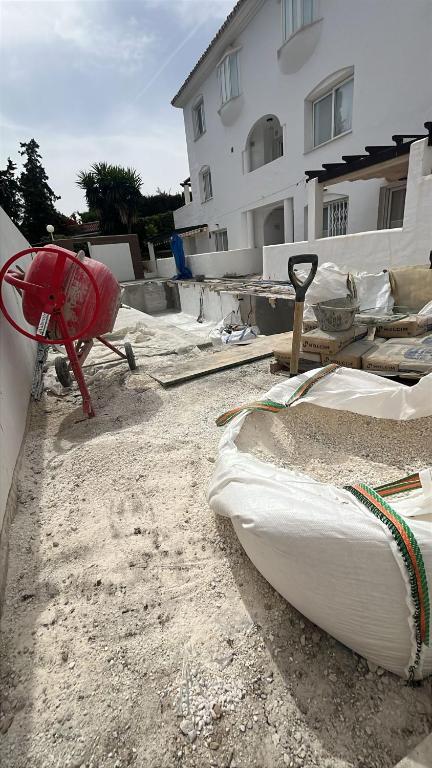 MARBELLA BANUS SUITES - Lis - Banús - Spectacular 1BR - 1BA - Stylishly Redecorated - Super Bright - 3 Outdoor Terraces - Outdoor Dining & Lounge Areas - Pool - Perfect for Couples - 3