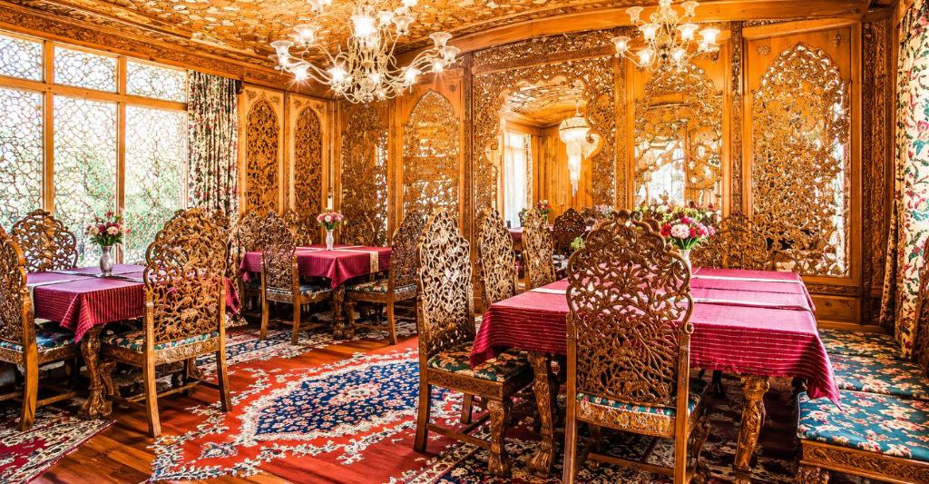 Food and beverages, De Laila House Boat (Marketed By Sterling) in Srinagar
