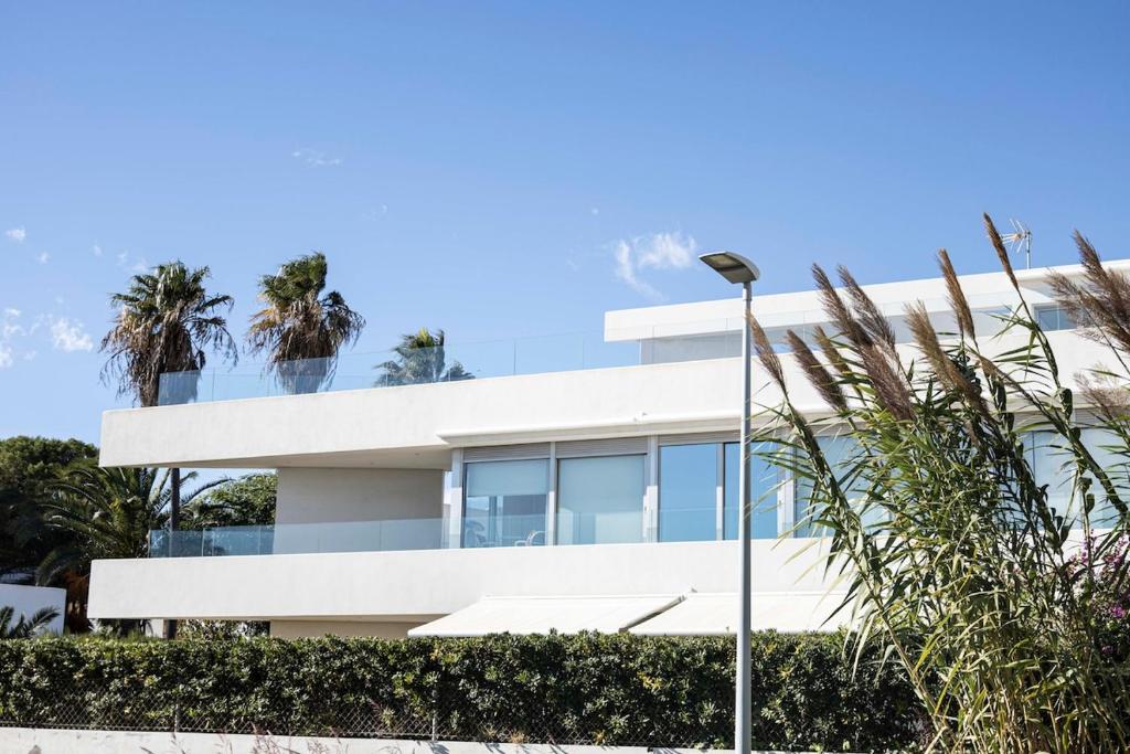 Luxury Beachfront Villa with Pool - 1