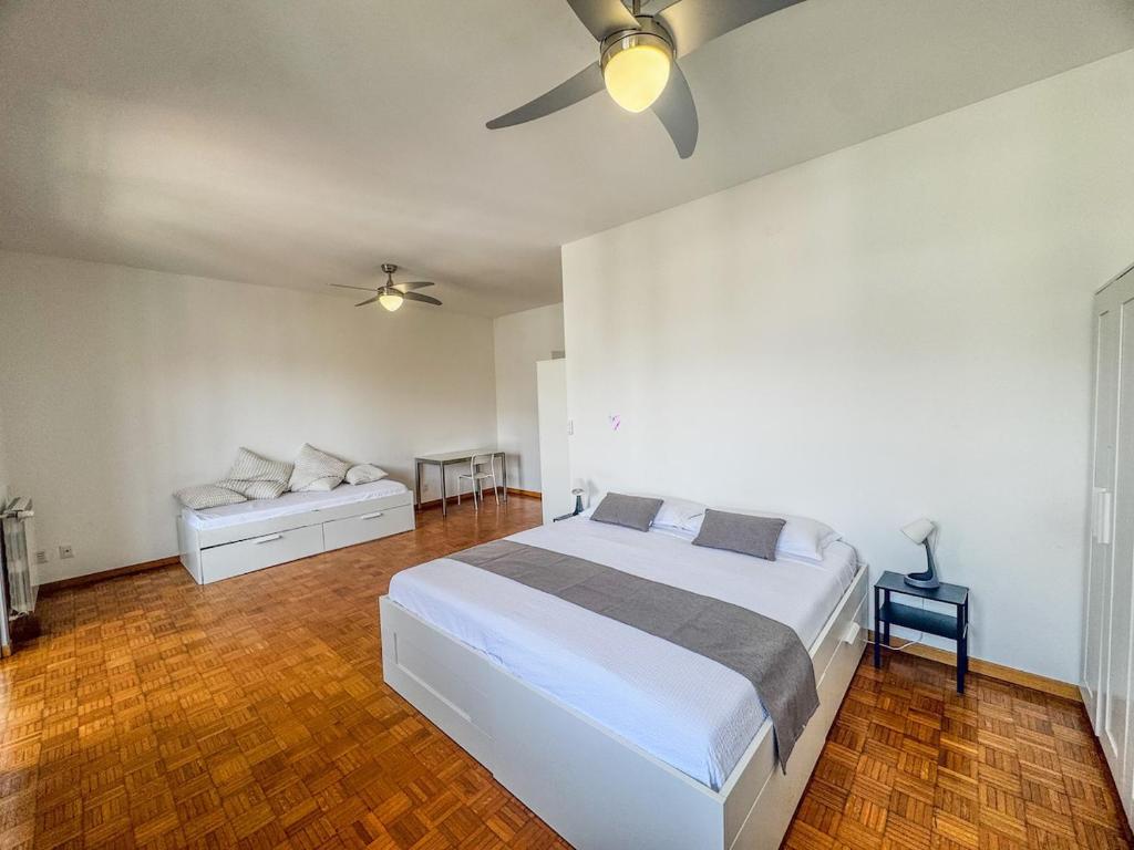 Spacious and bright 3-bedroom apartment steps from Milan Central Station - 1
