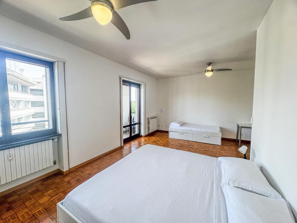 Spacious and bright 3-bedroom apartment steps from Milan Central Station - 4
