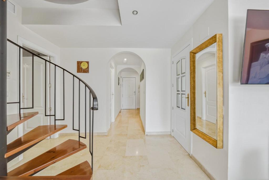Spacious Penthouse in Elviria with 4 Pools and Large Terrace - 3