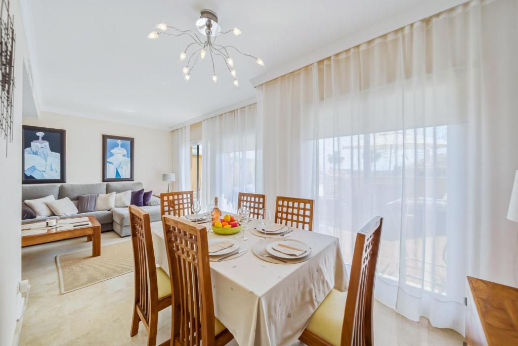Spacious Penthouse in Elviria with 4 Pools and Large Terrace - 5