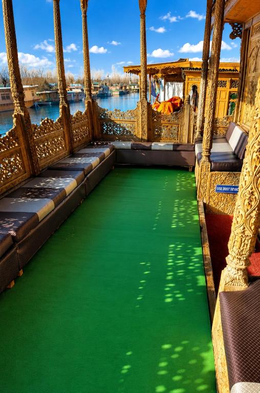 Facilities, De Laila House Boat (Marketed By Sterling) in Srinagar