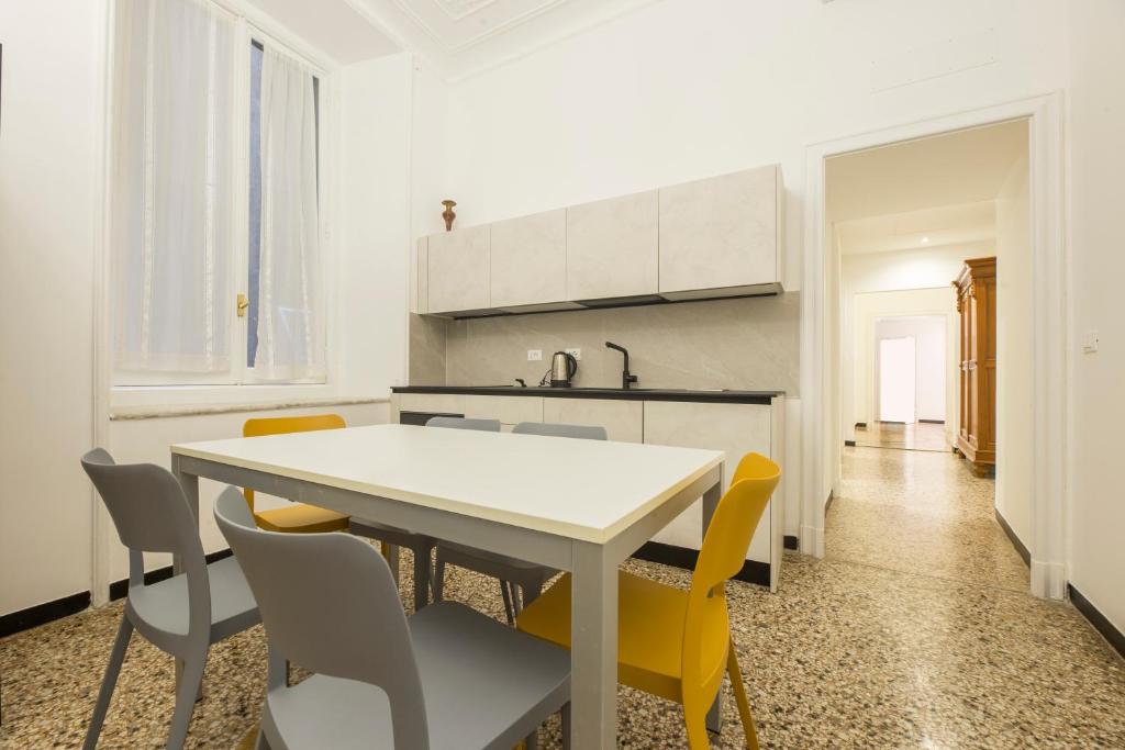 JOIVY Spacious 5-Bedroom Flat with Balcony in Central Genoa - 2